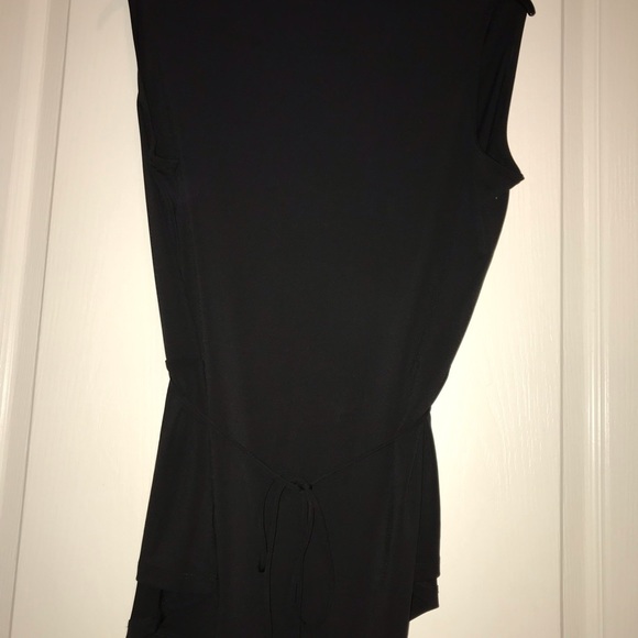 Sleeveless V-Neck Blouse - Picture 4 of 9